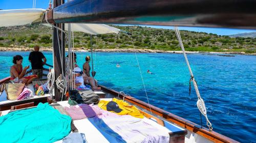 Veliero Mastro Pasqualino nell'acqua azzurra al largo dell'isola dell'Asinara