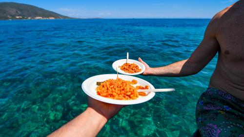 Dos platos de pasta a bordo del velero Mastro Pasqualino