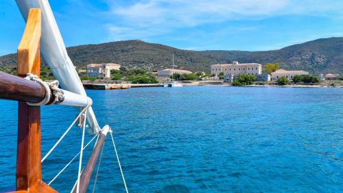 Sailing to Cala Reale aboard the sailing ship Mastro Pasqualino