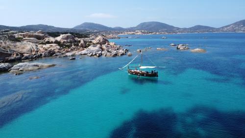 Veliero Mastro Pasqualino para en Punta Lunga en Asinara