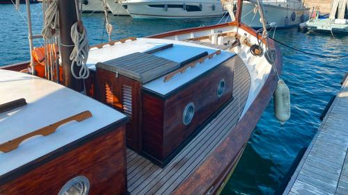 Detalles de la proa del velero