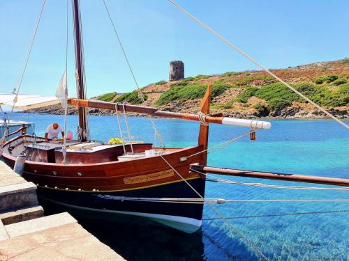 Veliero attraccato nel Golfo dell'Asinara