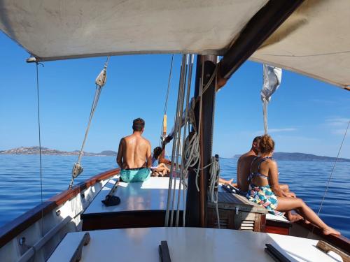 Passeggeri a bordo di un veliero in navigazione nel Golfo dell'Asinara