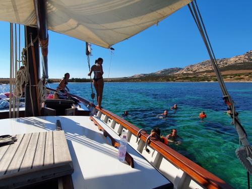 Familie und Freunde bei einem Bootsausflug im Golf der Insel Asinara