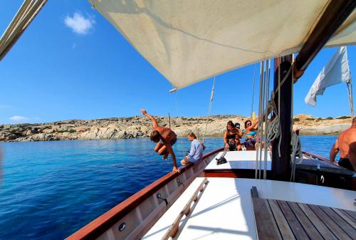 famiglia e amici in gita in barca nel Golfo dell'isola dell'Asinara