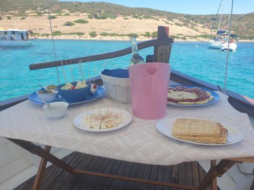 Aperitif with sea view during an excursion aboard a vintage sailing ship