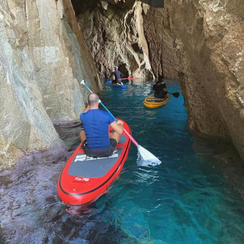 Excursión de SUP dentro de una cueva en Buggerru