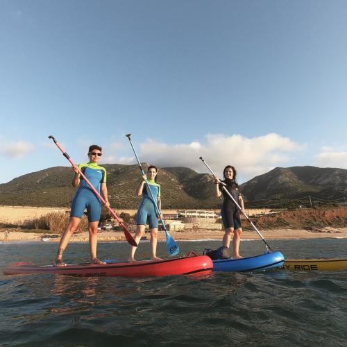 Filles sur le SUP dans la mer de Buggerru