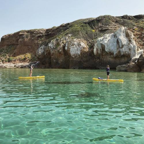 Randonneurs SUP dans la mer cristalline