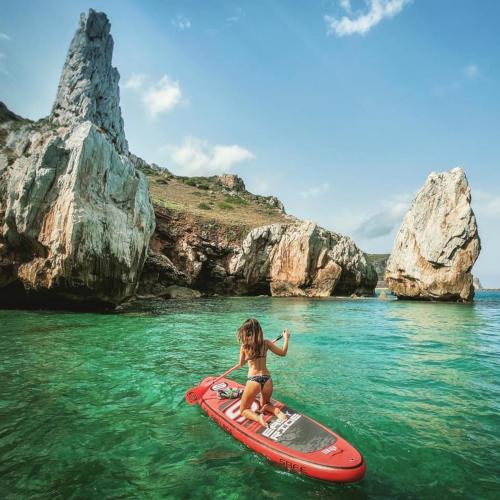 Fille de SUP sur la côte de Buggerru