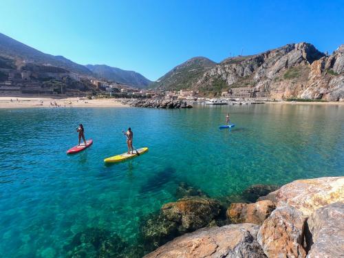 Grupo de excursionistas de SUP en Buggerru