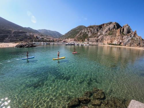 Randonneurs de SUP dans la mer cristalline de Buggerru