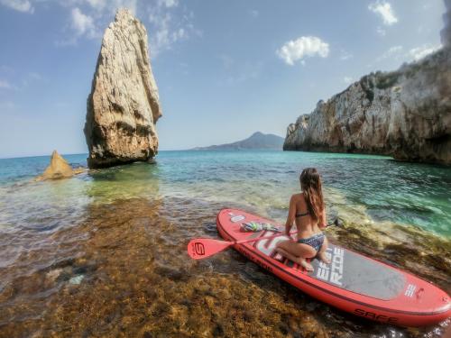 Fille sur SUP dans la mer de Buggerru