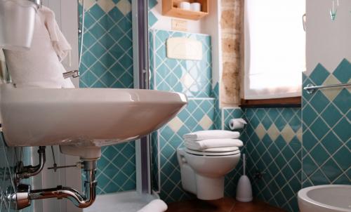 <p>Bathroom of a bed and breakfast in the center of Alghero</p><p><br></p>