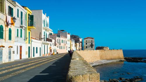 <p>Casas de colores en Alghero</p><p><br></p>