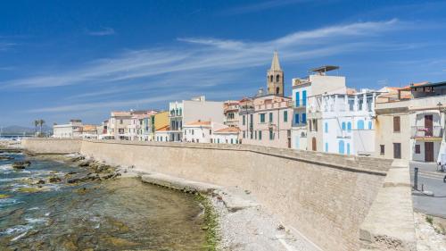 <p>Paseo con vista al mar a Alghero con sus coloridas casas</p><p><br></p>