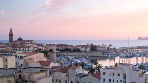 <p>Impresionante puesta de sol sobre la ciudad de Alghero</p><p><br></p>