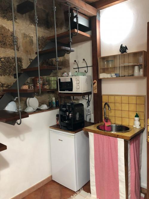 <p>Cocina de un bed and breakfast en el centro de Alghero</p><p><br></p>