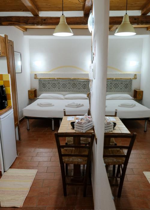 <p>Doppelzimmer mit Bad eines Bed & Breakfast in Alghero</p><p><br></p>