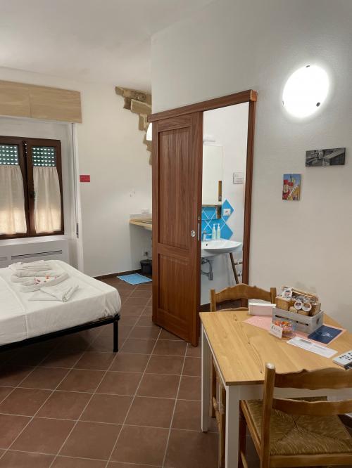 <p>Doppelzimmer mit Bad eines Bed & Breakfast in Alghero</p><p><br></p>