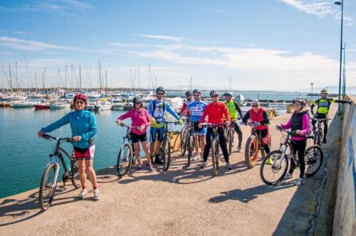 Touristen mit dem Fahrrad am Hafen