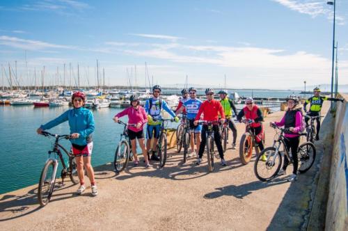 Turistas en bicicleta en el puerto