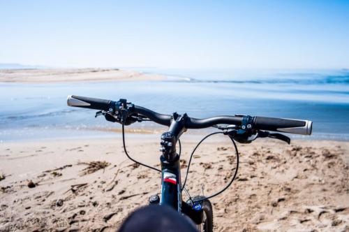 Vue sur la mer depuis le vélo pendant le bike tour dans la côte de Torregrande