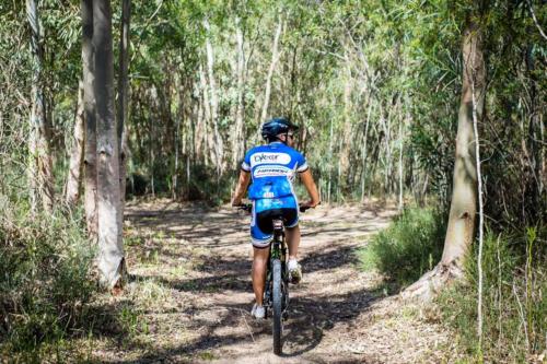 Ragazzo durante escursione in bici a Torregrande