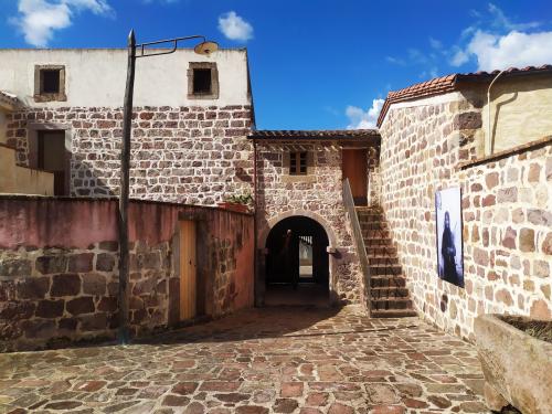 <p>Visite guidée dans les rues du centre historique d’Allai</p><p><br></p>