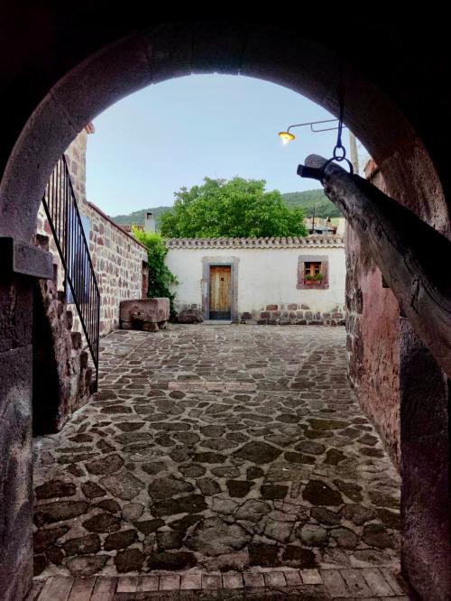<p>Führung in den Straßen des historischen Zentrums von Allai</p><p><br></p>