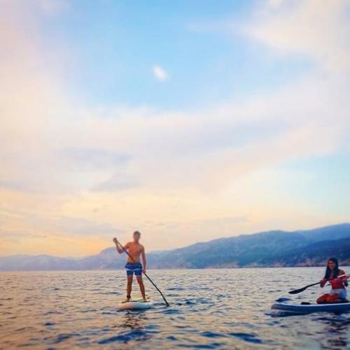 Niños durante una excursión de SUP