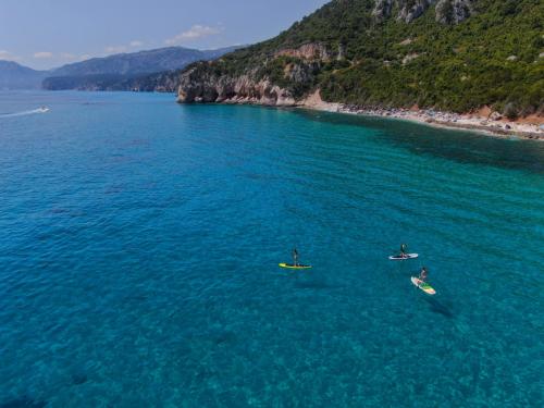 Hikers during a SUP experience in the Gulf of Orosei