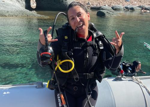 Une fille heureuse au cours PADI Open Water Diver