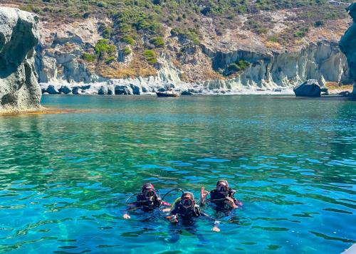 group of people on the PADI Open Water Diver course in the crystal clear sea