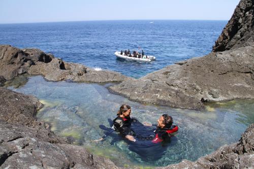 Coppia in una piscina naturale
