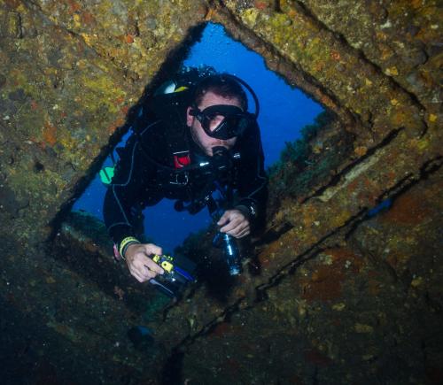 Ragazzo in esplorazione nel mare di Bosa