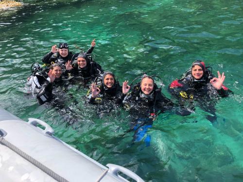Gruppe von Teilnehmern des PADI Open Water Diver Kurses im kristallklaren Meer