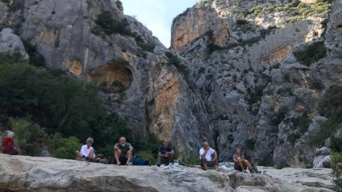 Excursionistas descansan en el desfiladero de Gorropu