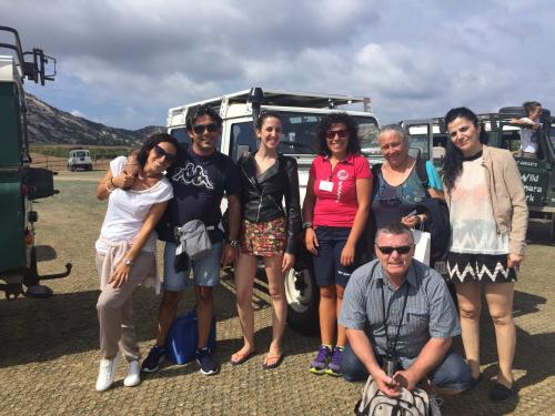 Escursionisti durante tour in fuoristrada all'Asinara