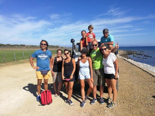 Gruppo di escursionisti all'Asinara durante tour in fuoristrada