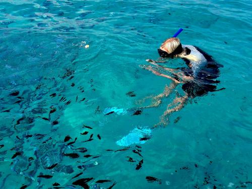 Chico durante la excursión de snorkel