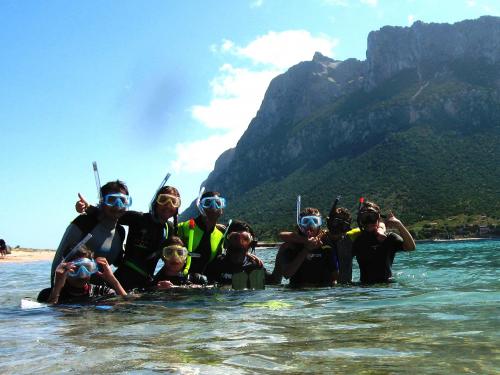 Niños durante la excursión de snorkel a Tavolara