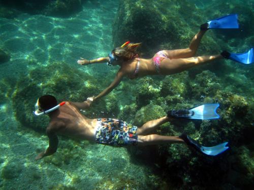 Niño y niña durante la excursión de snorkel en Tavolara