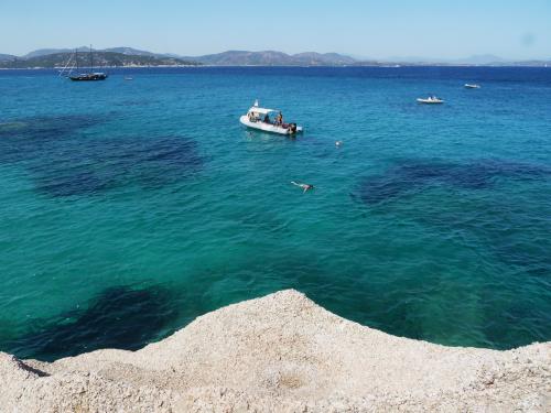 Beiboot im Meer von Tavolara