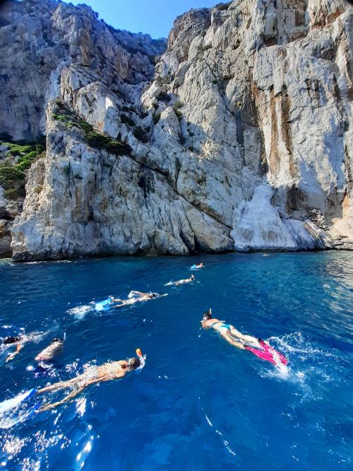 Gruppo durante escursione di snorkeling a Tavolara