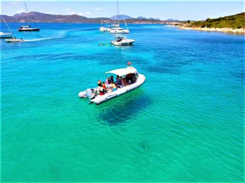 <p>Barco inflable en aguas turquesas en el territorio de Olbia</p><p><br></p>