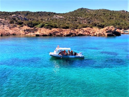 <p>Barco inflable en aguas turquesas en el territorio de Olbia</p><p><br></p>