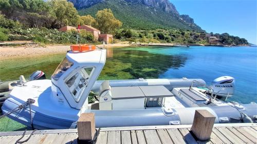 <p>Schlauchboot in türkisfarbenem Wasser auf dem Gebiet von Olbia</p><p><br></p>