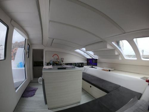 Interior de un catamarán