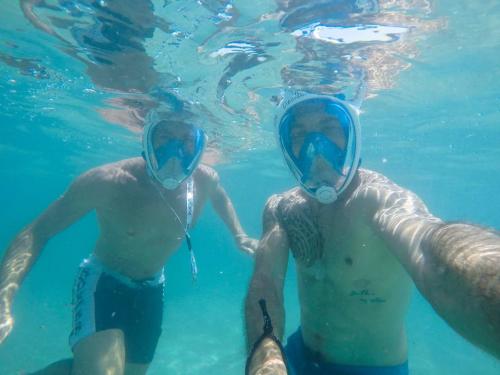 Ragazzi durante snorkeling con maschera e boccaglio